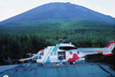2.山頂への出発待機をするヘリコプター<中日本航空(株)>